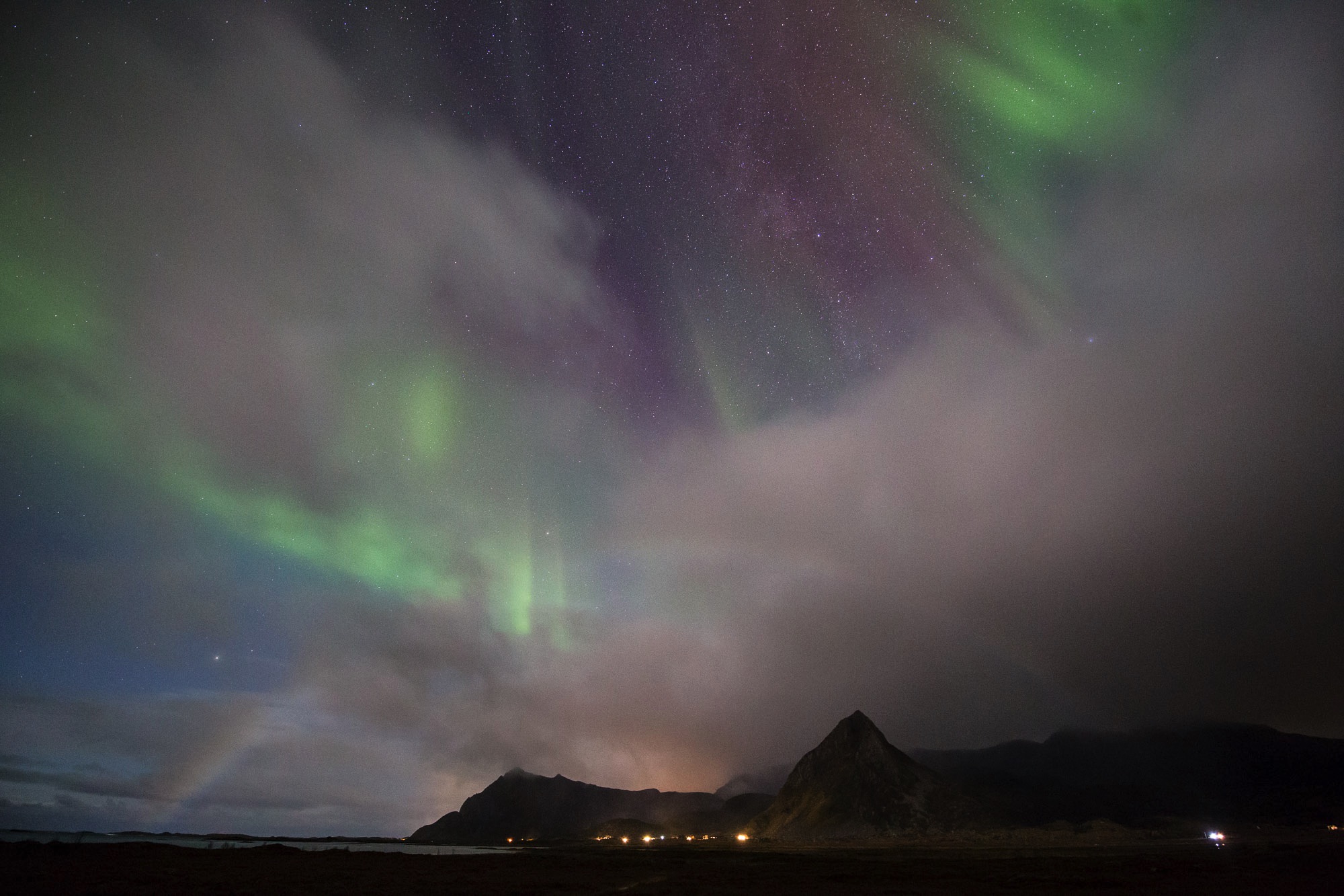 Maanboog met noorderlicht boven de Lofoten