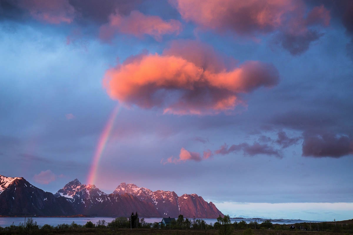 Middernachtzon kleurt de wolken boven de Lofoten