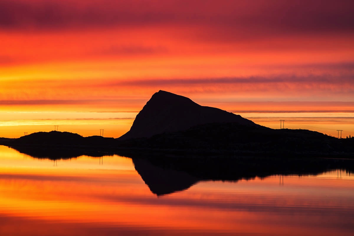 Middernachtzon kleurt hemel boven de Lofoten