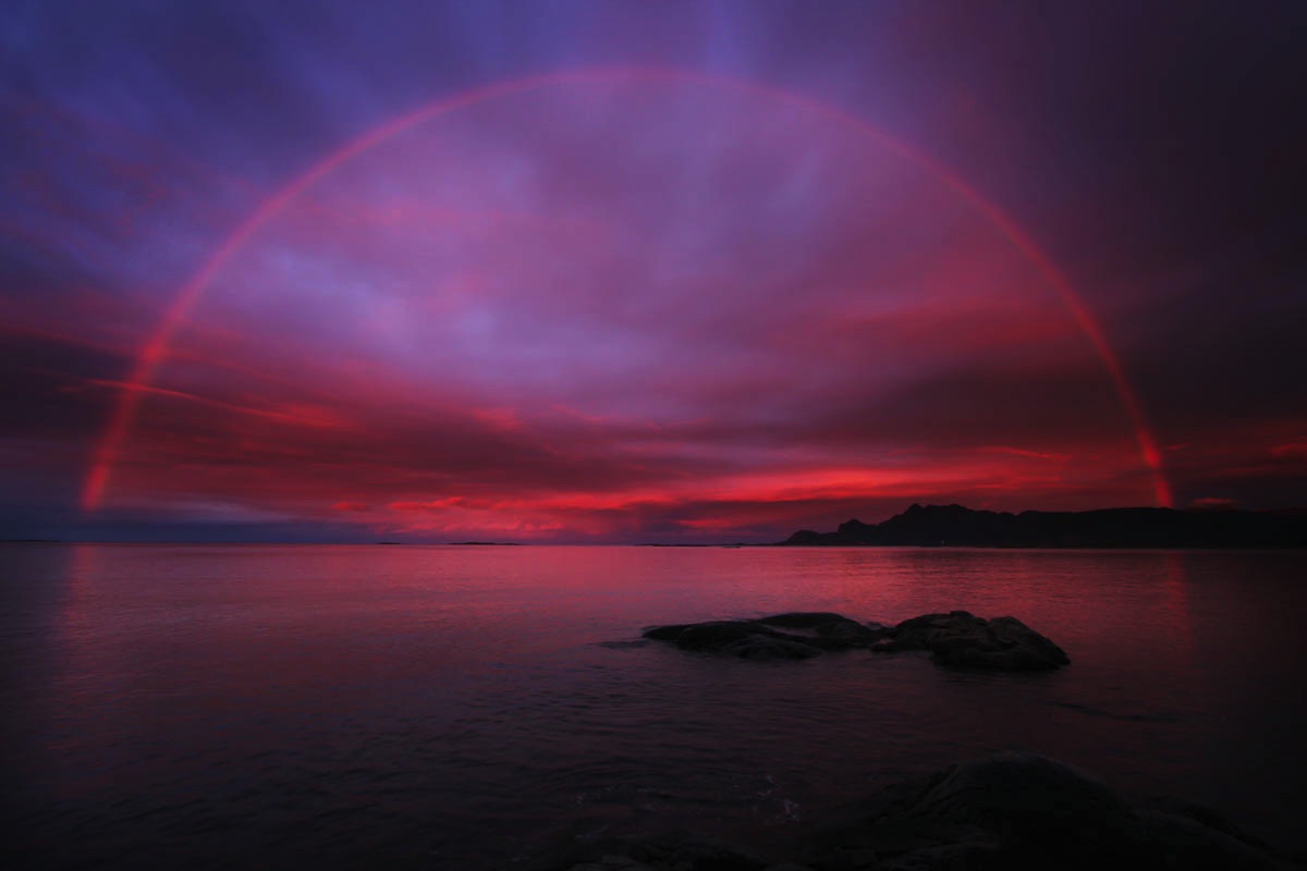 Middernachtzon en regenboog, Lofoten