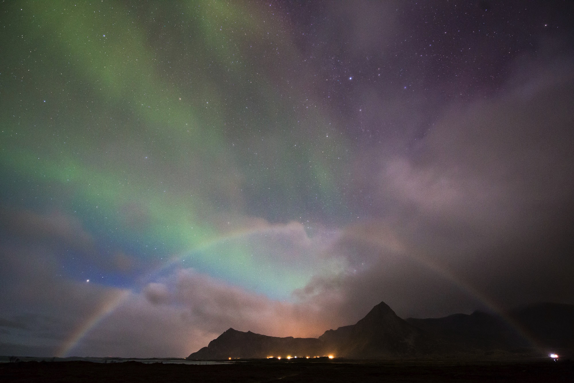 maandboog met noorderlicht boven de Lofoten